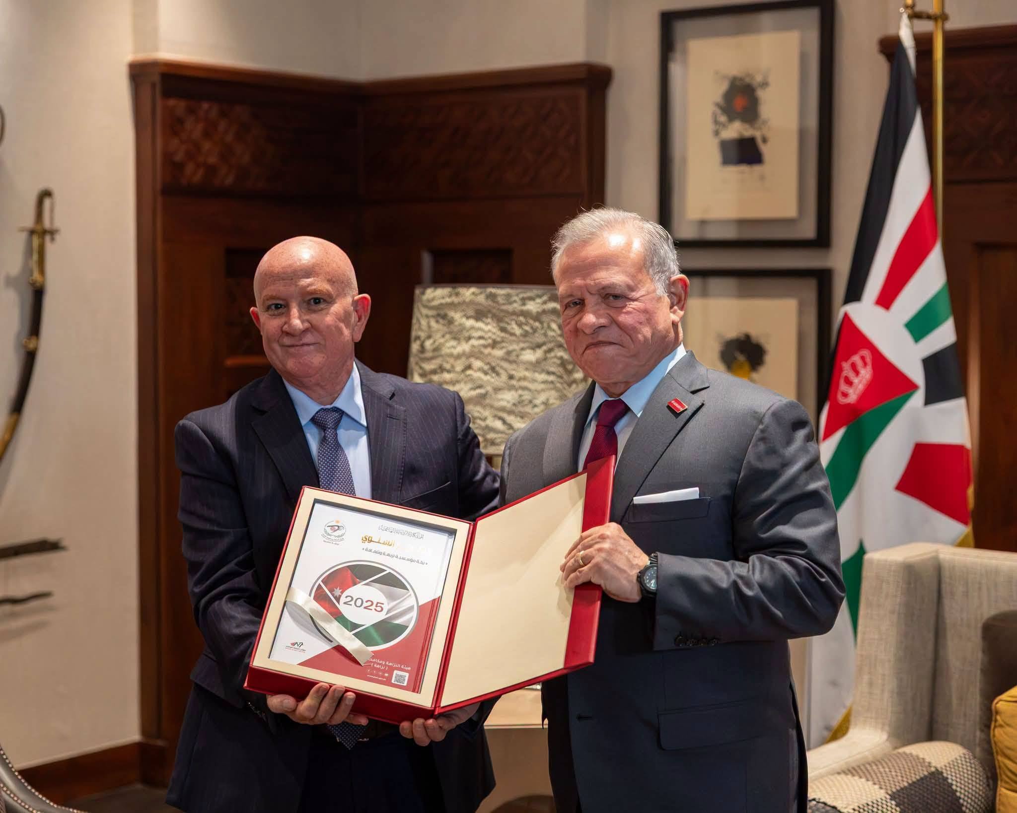 King_receives_annual_report
